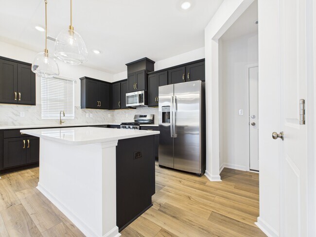 Photo - 761 Kitfox Dr NW