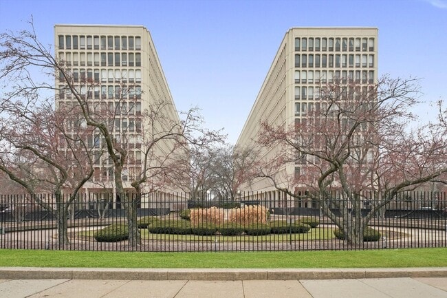 Building Photo - 1450 E 55th Pl Unit 525s
