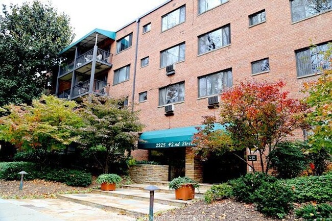 Glover Park Top floor unit with loads of s... - Glover Park Top floor unit with loads of s... Condo Unit 417