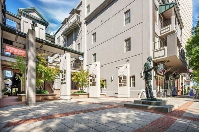 Building Photo - Incredible Main Street apartment! Unit 403