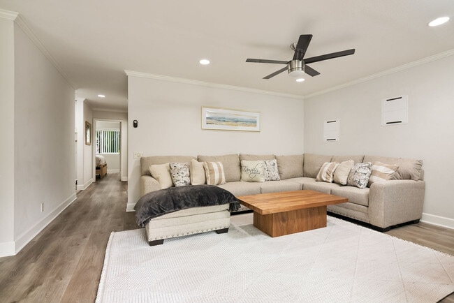 Building Photo - 8503 Villa La Jolla Dr