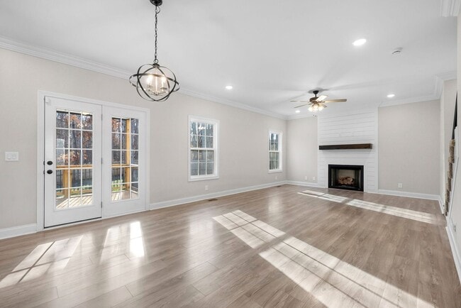 Photo - 3 Bedroom 2 1/2 Bath Dog Friendly Home For Rent!