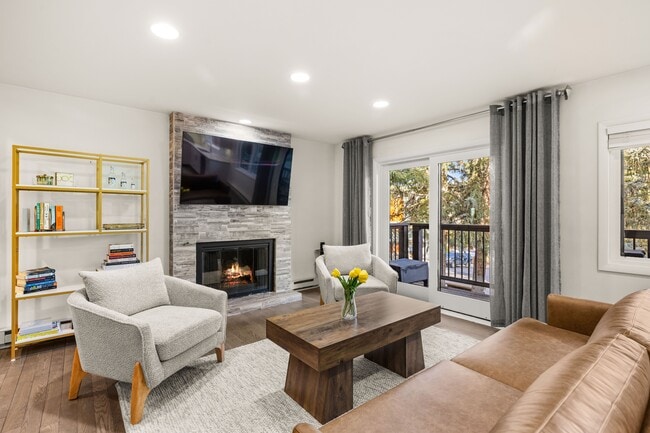 Building Photo - 650 S Monarch St