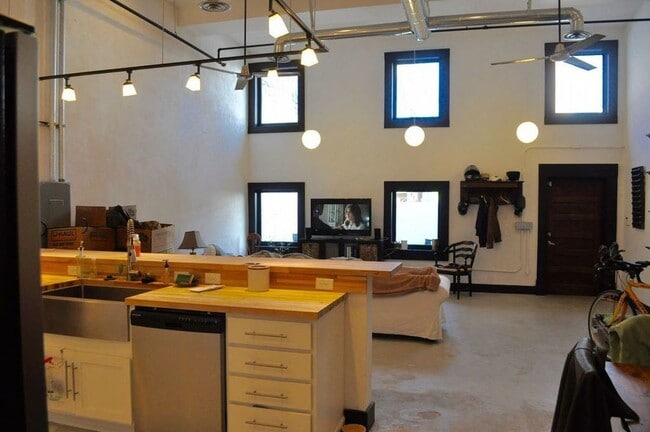 Photo - 120 W Marshall St Unidad Apartment 2
