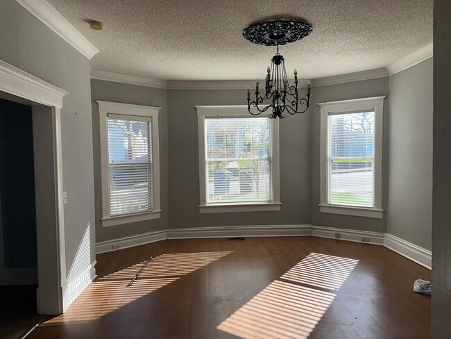 Large Living Room - 1905 Ivy St