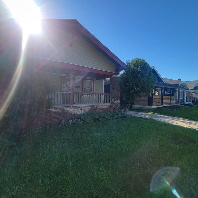 Building Photo - Spacious 4 bedroom