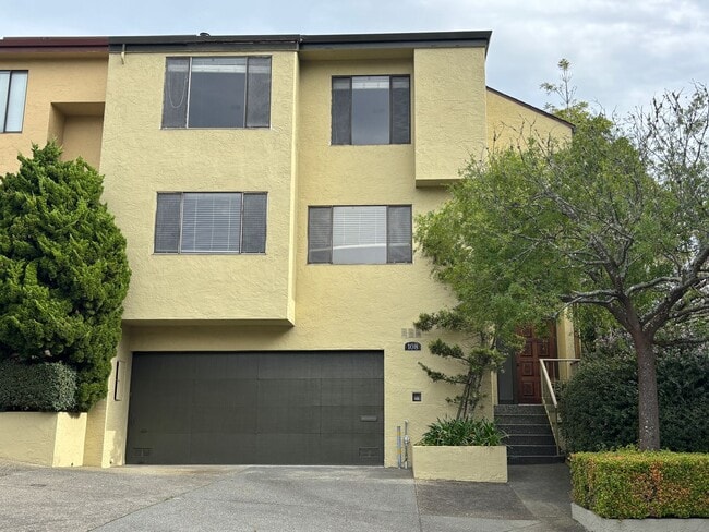 Building Photo - Updated 3BR Townhome in Forest Knolls with parking
