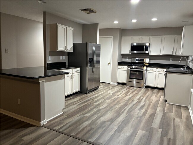 Building Photo - 2427 Halstead Dr