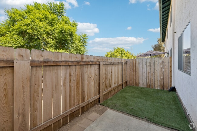 2BR, 2BA - 1,000SF - Patio