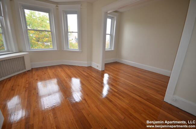 Building Photo - 1345 Commonwealth Ave Unit 35