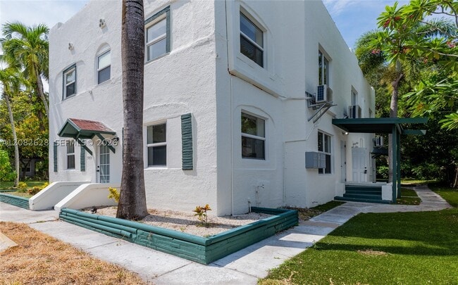 Photo - 709 SW 4th St Unit 3