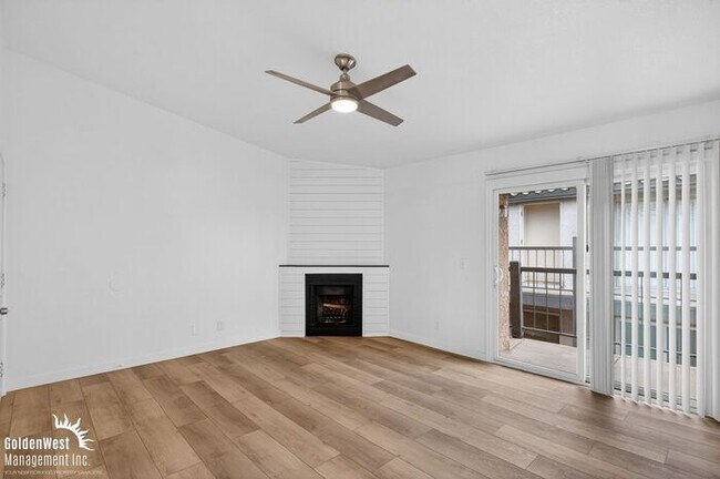 Stylish 2Bdm 2Ba Apartment with Fireplace in Phoenix - MI Special!