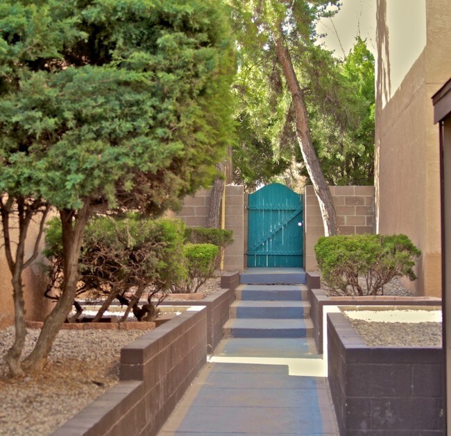 Plaza del Sol Courtyard - Plaza Del Sol Apartments