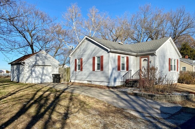 2 bedroom one bath house in Godfrey - 2 bedroom one bath house in Godfrey