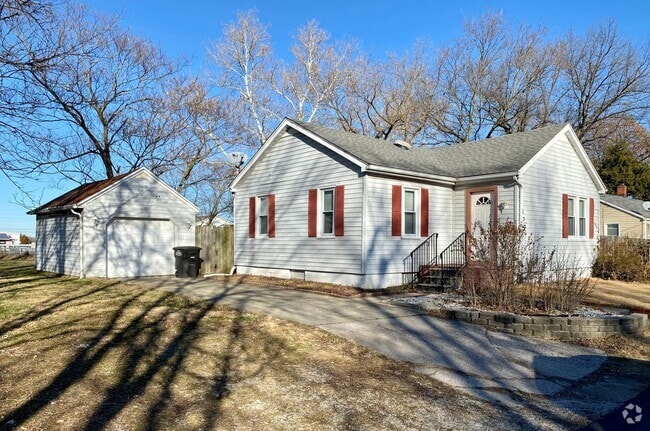 Building Photo - 2 bedroom one bath house in Godfrey