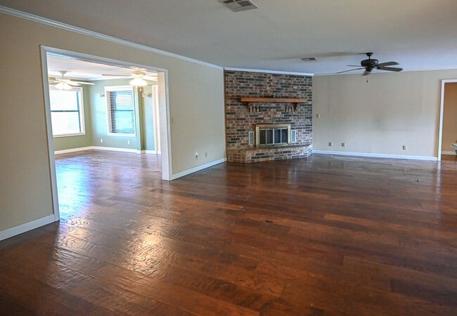 Photo - 412 Half Moon Way