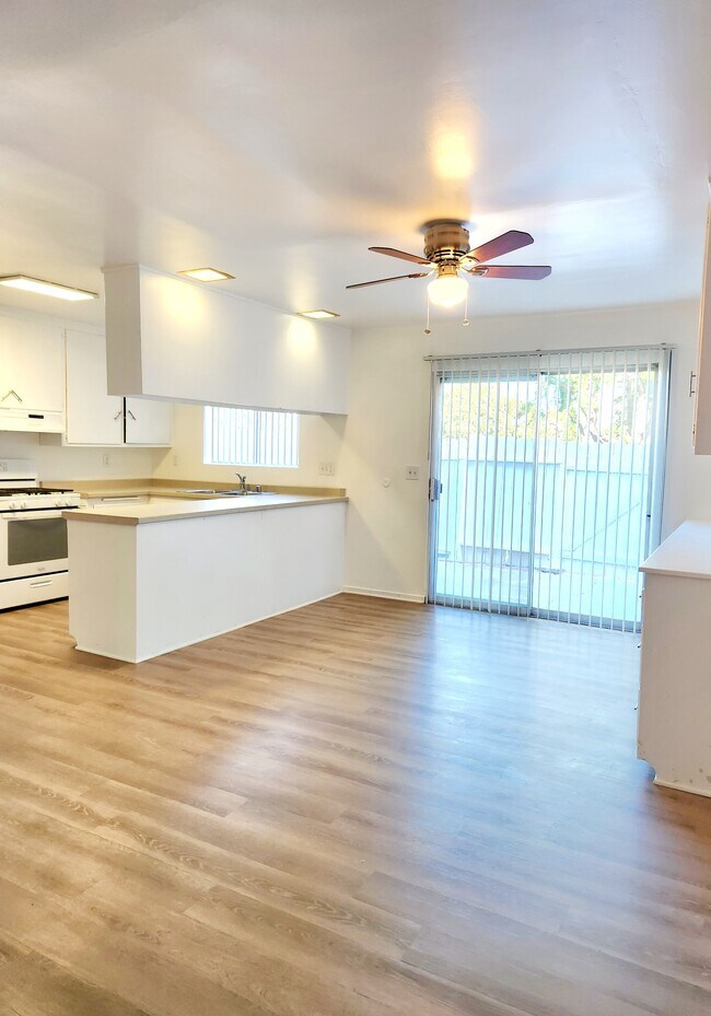 Kitchen/dining space - 9902 W Broadway Unidad #1