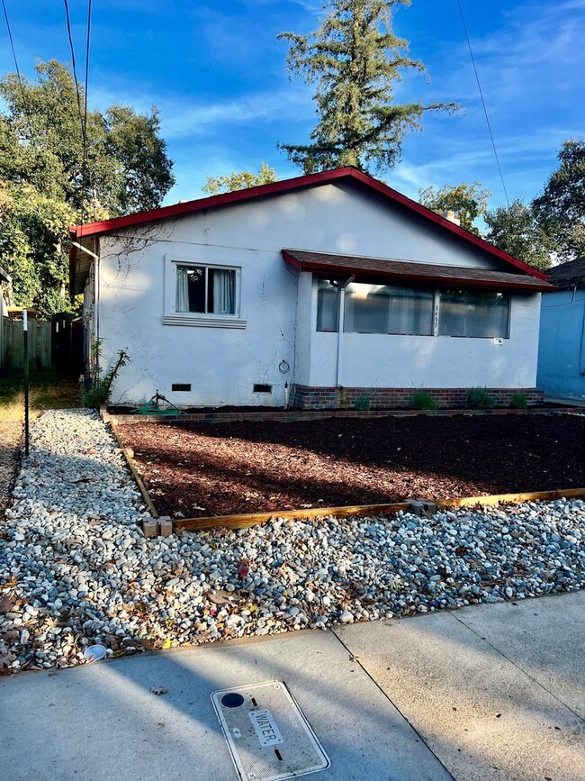 3bed/1bath Single family HOME! - 3bed/1bath Single family HOME!