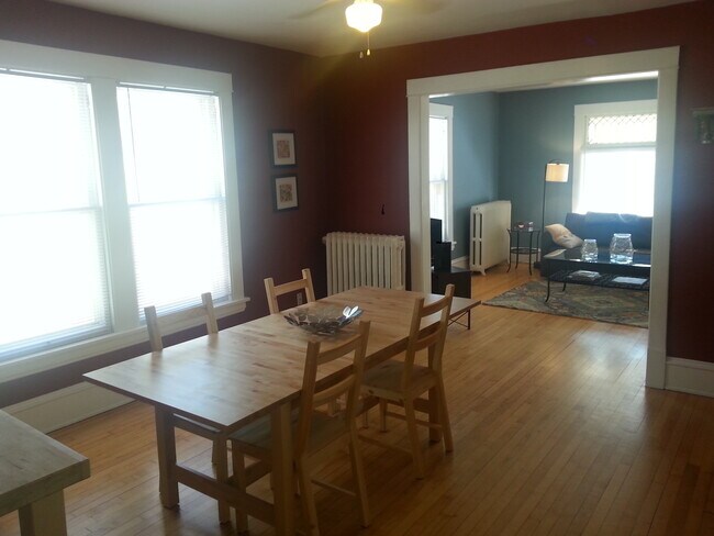 Esta foto es representativa del apartamento en alquiler. La orientación y los colores pueden variar. - 3301 University Ave SE Unidad #2
