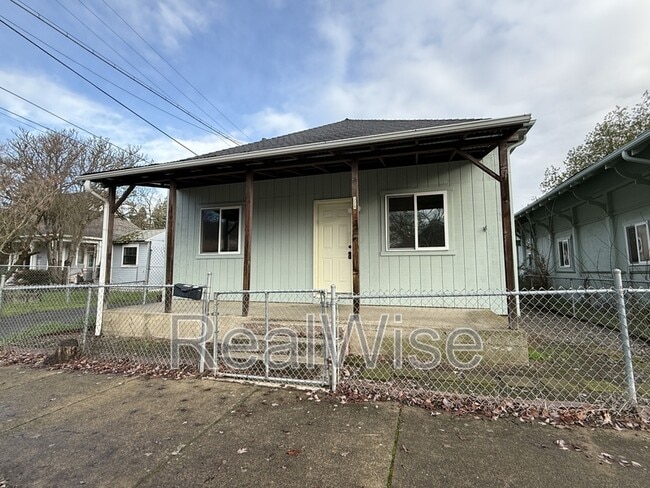 Photo - 328 SE Lane Ave