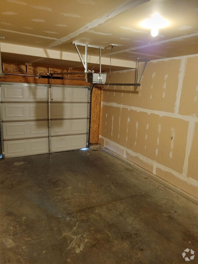 Building Photo - 3 Bedroom, 2.5 Bathroom Townhouse; Short D...