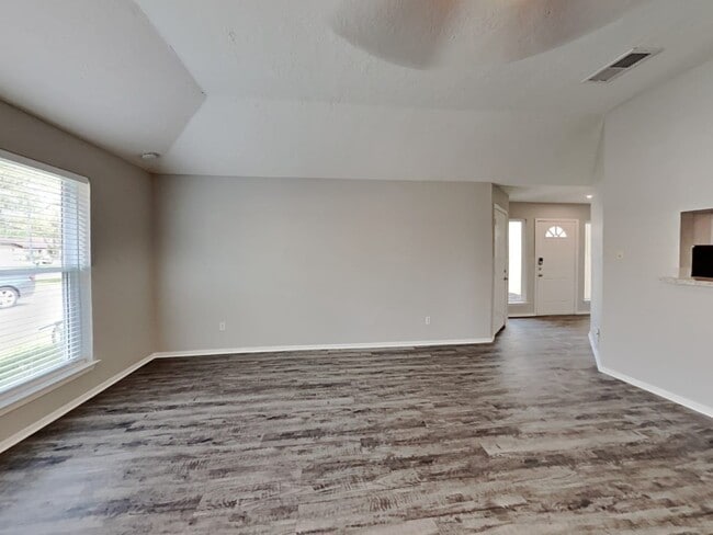 Photo - 209 Greenshire Dr