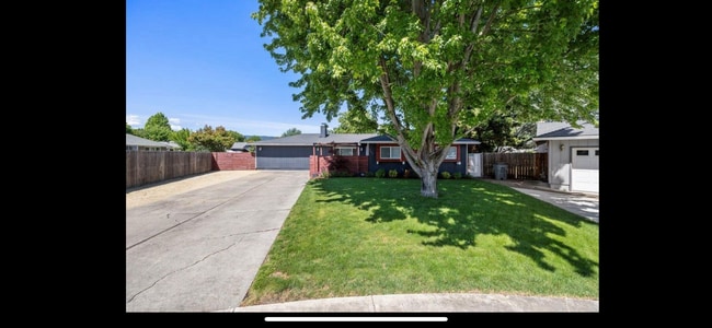 Photo - 746 Hemlock Ct