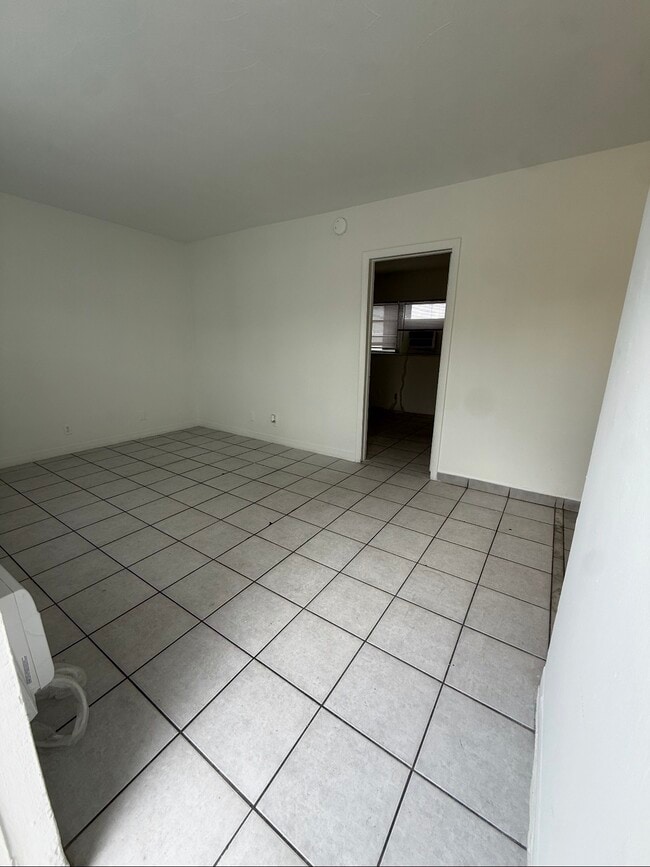 Photo - 900 NE 17th Ter