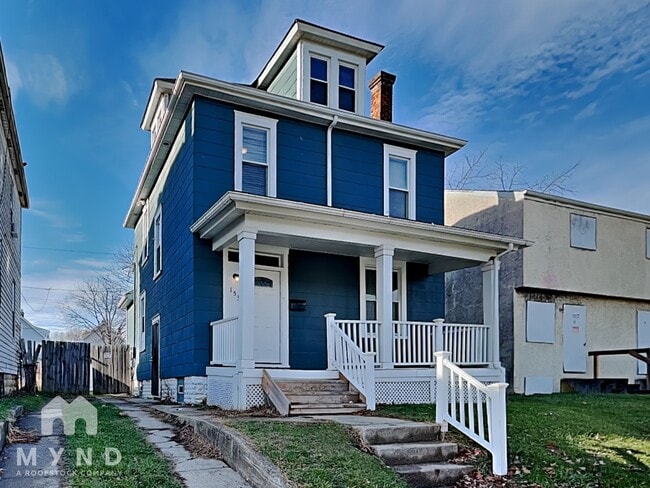 Building Photo - 153 N Oakley Ave