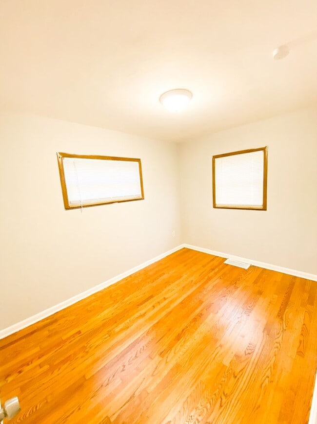 Building Photo - New Remodel! 2bed 1bath. Great location! Rental