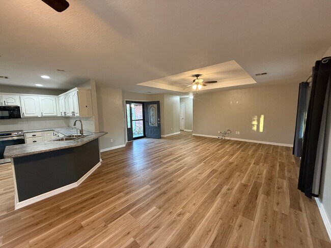 Photo - 404 E 9th St