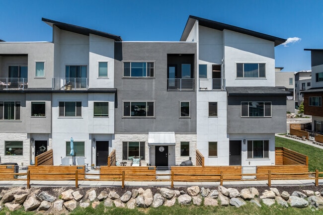 Building - Sun River Townhomes