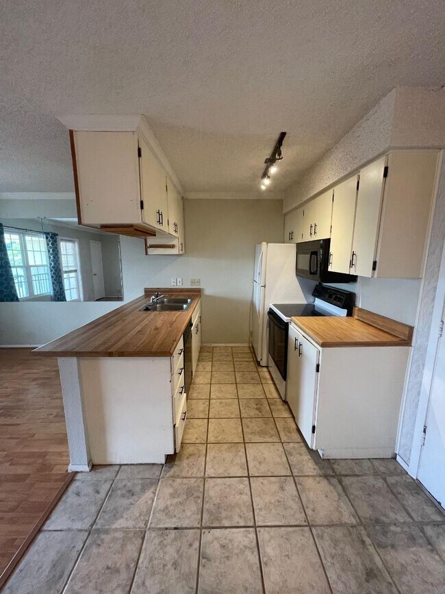 Photo - 910 Duncan Ln