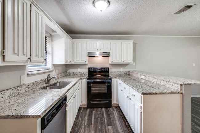 Photo - Spacious 3 Bedroom House in Carrollton!