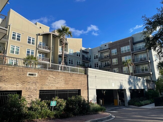 Patio y estacionamiento - 145 Pier View St Unidad 145 Pier View Street #114