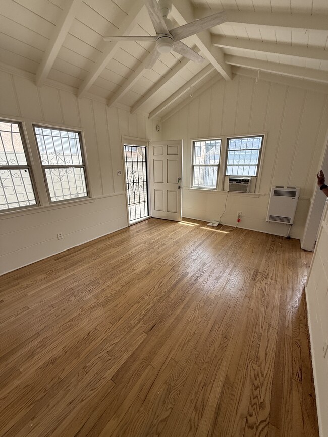 Living Room - 920 N Hayworth Ave