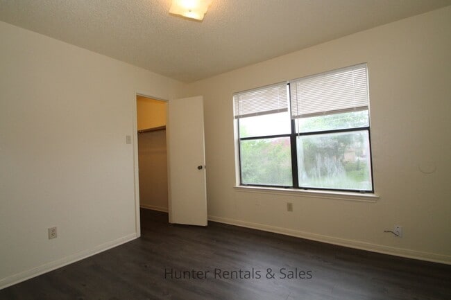 Building Photo - Two-Story Delight!