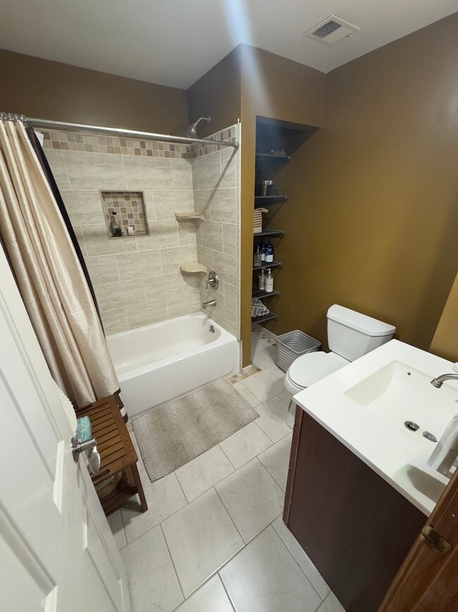 Building Photo - 1305 Euclid St NW Unit Room
