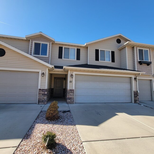 Townhome in Central Cedar - Townhome in Central Cedar