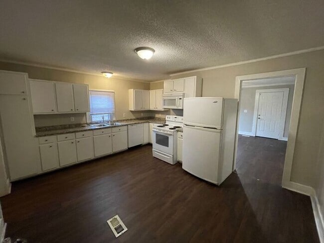 Building Photo - 3 bedroom 2 bath pet friendly house with f...