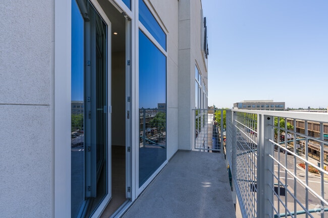 2BR, 2.5BA - 1,341SF - Balcony
