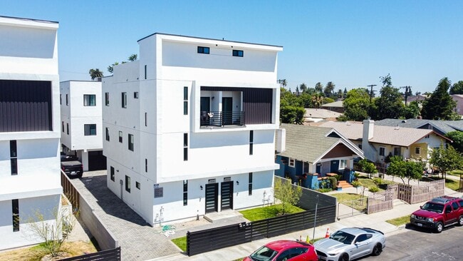 Building Photo - 3920-3922 1/2 Brighton Unit 3922 1/2 Brighton Ave Rental