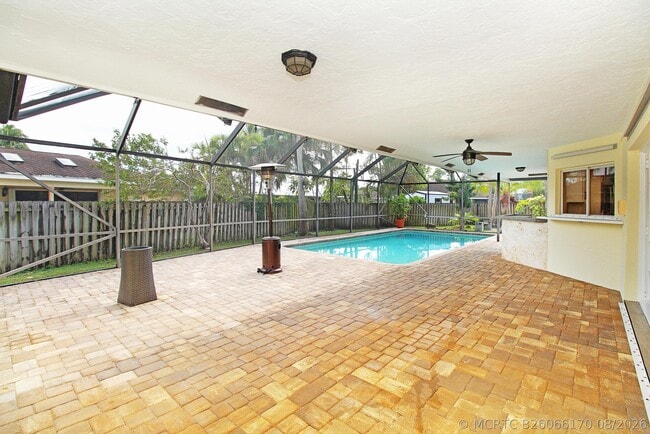 896 Rose Ct