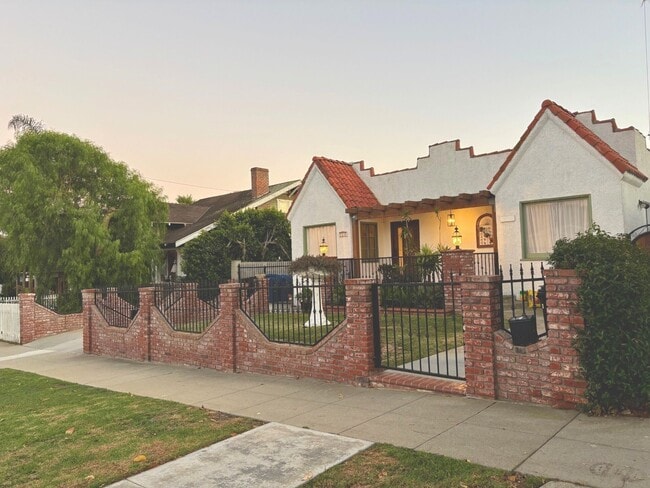 Building Photo - 559 W 39th St