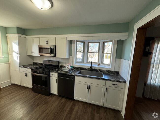 Building Photo - Updated 2bd/2ba Central Dav with Bonus rooms Rental