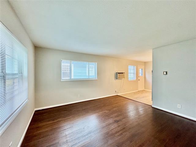 Photo - 4916 Worth St Unidad 1