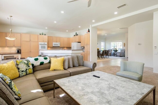 40741 Avenida Solana