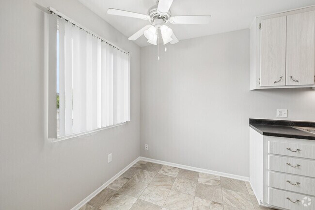 2BR, 1BA - 950SF - Dining Area
