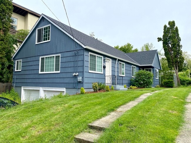 Building Photo - Beautiful Townhouse with Fenced Yard, Garage, and AC Unit 3921