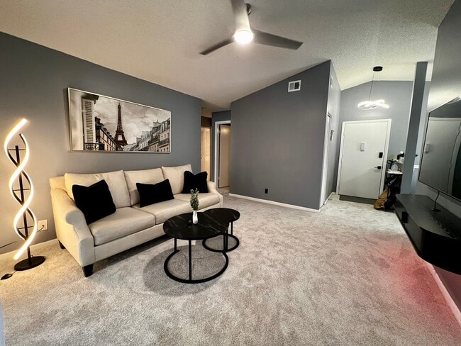 Building Photo - 6540 Chasewood Dr Unit F